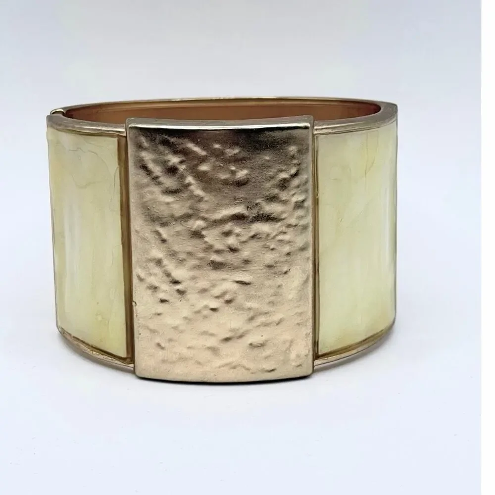 ✨ Gold Tone Hammered Hinged Bangle Bracelet NWT